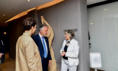 La comisaria europea comparte que los vuelos interinsulares queden exentos del impuesto al combustible