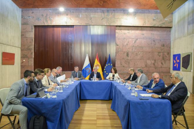 El Gobierno traslada a los grupos parlamentarios una solución canaria para flexibilizar la regla de gasto