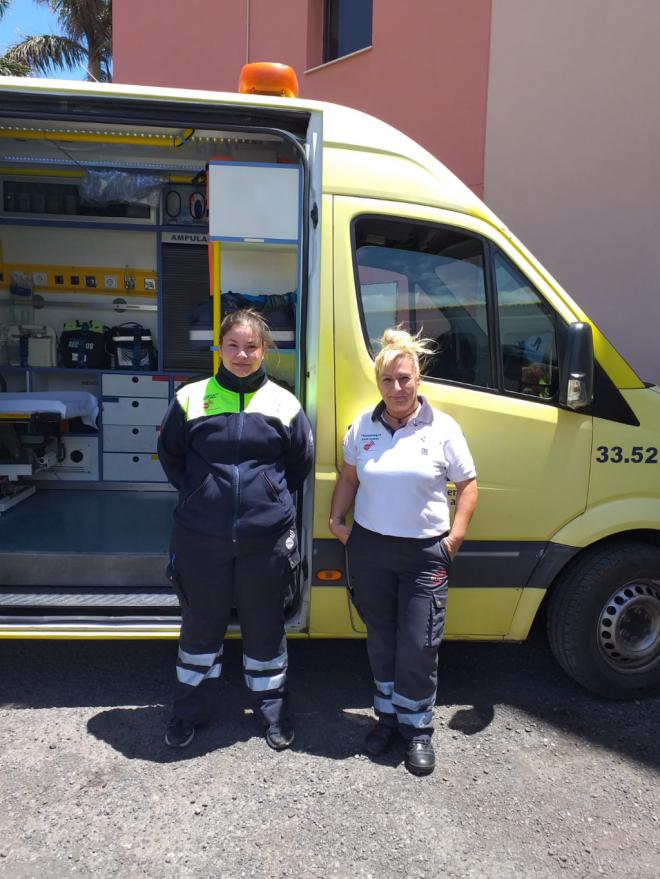 Una mujer da a luz en una ambulancia del SUC ayudada por técnicos de emergencias sanitarias de Gran Canaria