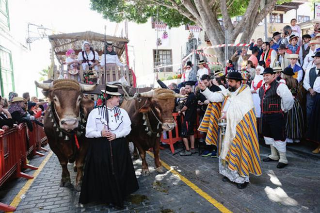 Arona celebra el inicio de 2019 vestida de romería