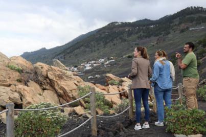 Medio Ambiente sanea el entorno del Roque Teneguía para conservar los grabados rupestres