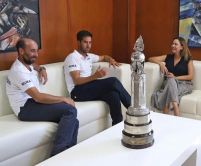 Dolores Corujo coincide con los campeones mundiales de Snipe en acercar la Vela más a la población