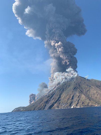 El volcán Estromboli en Italia entra en erupción causando un muerto y un herido