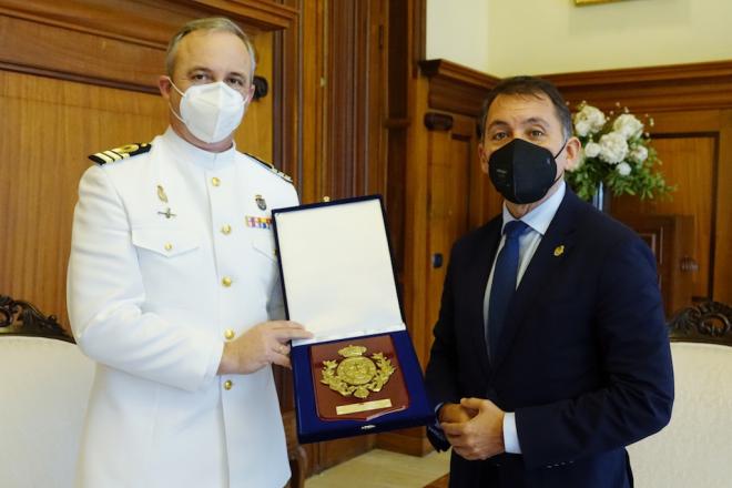 El alcalde recibe al comandante de la fragata de la Armada española ´Santa María´
