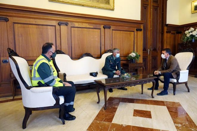 El alcalde recibe al nuevo teniente coronel de la Guardia Civil de Tráfico en Canarias