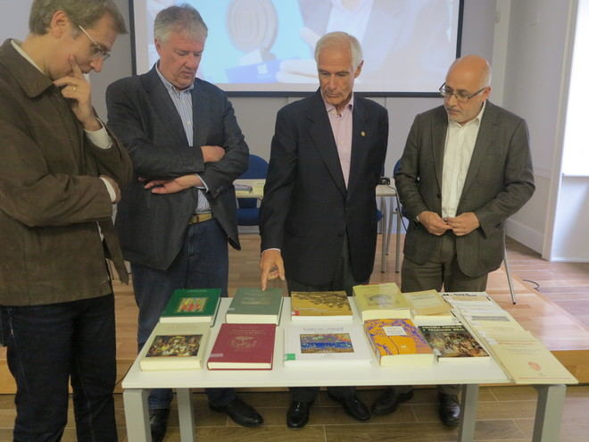 Maximiano Trapero dona a la Biblioteca Insular un copioso fondo bibliográfico