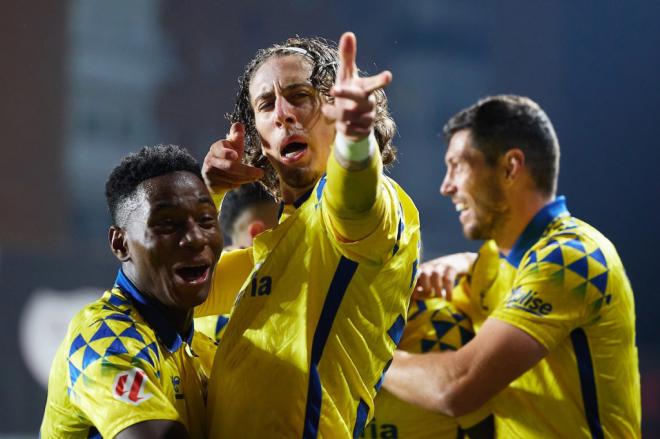 Las Palmas gana en Vallecas