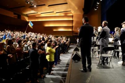 El himno de Ucrania resuena con fuerza en el Auditorio Infanta Leonor en el concierto de apoyo a la comunidad ucraniana