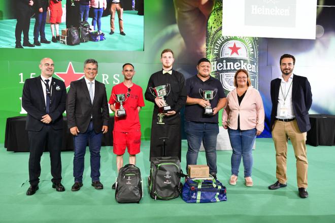 Naim Thöni, estudiante del IES San Marcos, sirve la caña perfecta de GastroCanarias