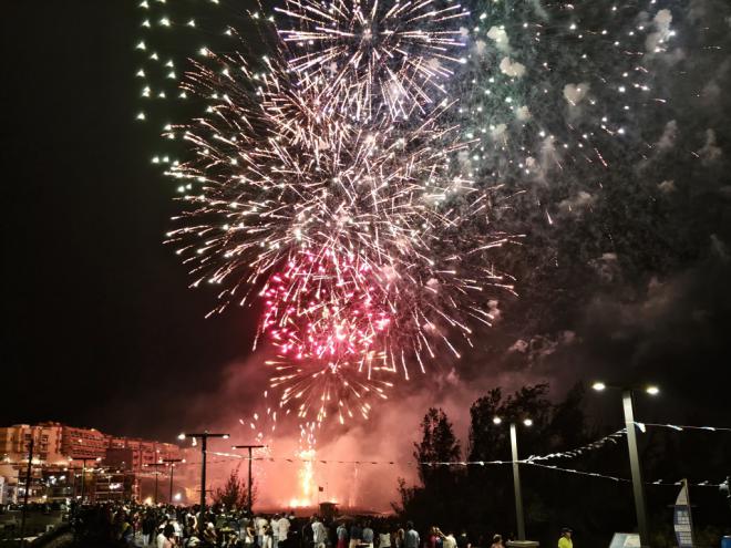 Un total de 307 kilos de pólvora iluminaron el cielo de Melenara