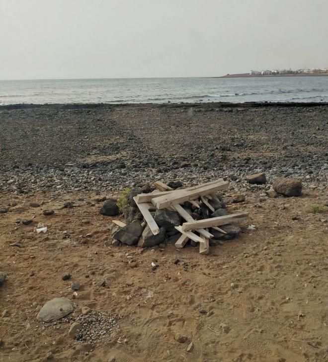 El Ayuntamiento condena el vandalismo provocado ante la quema intencionada de un playa-palet