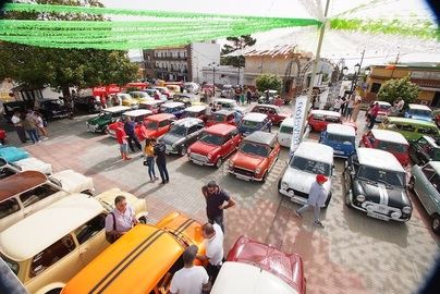 Un centenar de vehículos se dan citan en la VII Exposición de Minis Clásicos de La Esperanza.