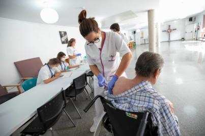 El IASS empieza a administrar la cuarta dosis de la vacuna de la COVID-19 a residentes de sus centros