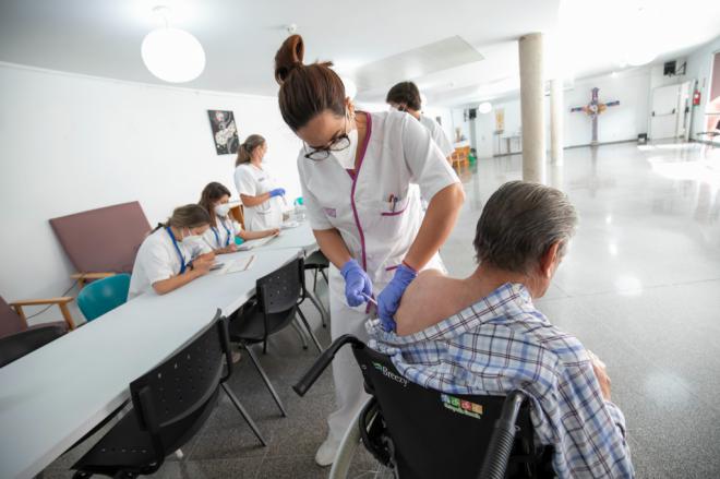 El IASS empieza a administrar la cuarta dosis de la vacuna de la COVID-19 a residentes de sus centros