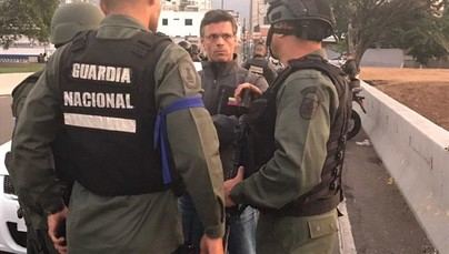 Guaidó se atrinchera con militares y pide derrocar a Maduro en Venezuela