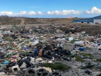 Un vertedero incontrolado en pleno polígono industrial de Las Andoriñas