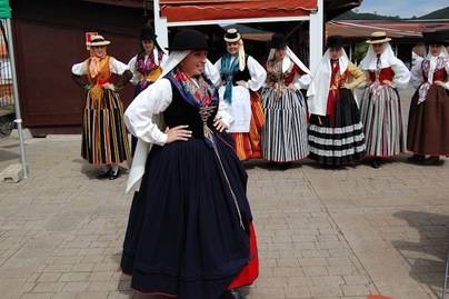 Desfile de Trajes Tradicionales por la candidatas a Romera Mayor