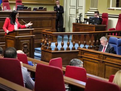 Espino rebate el triunfalismo de Torres: Hay canarios que no llegan a fin de mes y enfermos en los pasillos de los hospitales