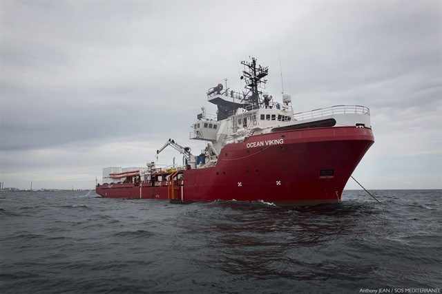 Italia autoriza el desembarco de los migrantes del 'Ocean Viking' en Lampedusa