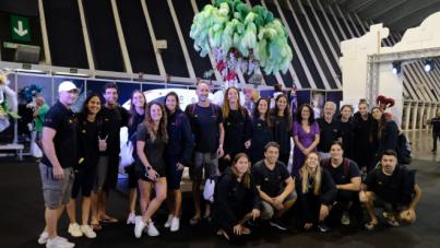 La selección española de waterpolo femenino visita la Feria Tricontinental de Artesanía