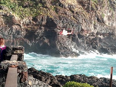 Un amplio operativo de emergencias ha intervenido en la costa norte de Tenerife tras caer al mar dos personas