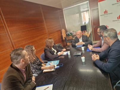 La Asociación Canaria de Vivienda Vacacional entrega su informe de mercado al Diputado del Común