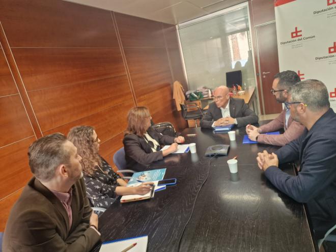 La Asociación Canaria de Vivienda Vacacional entrega su informe de mercado al Diputado del Común