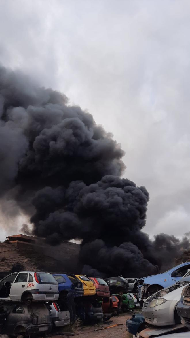 Bomberos de Tenerife extingue un incendio en un desguace del sur de Tenerife