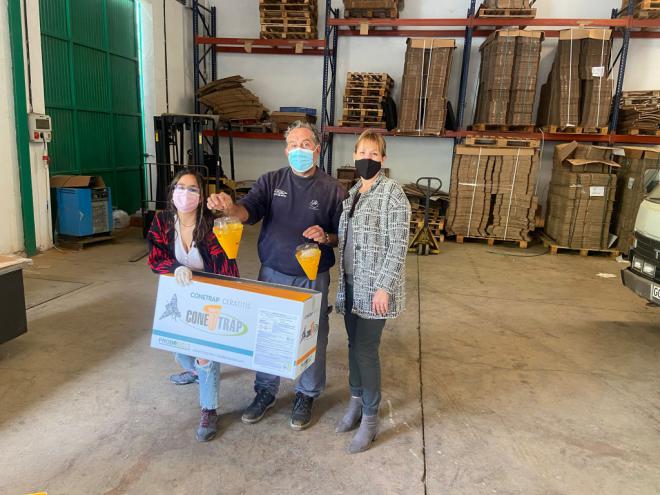 Los agricultores de Tirajana reciben 800 mosqueros para proteger los albaricoques
