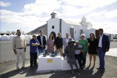 El Cabildo de Lanzarote inaugura una escultura en homenaje a la figura de la artesana Dorotea de Armas