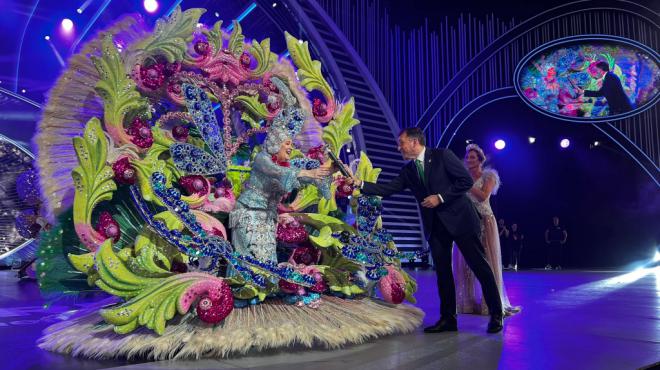 María del Carmen Ramos Quintero, nueva Reina de los Mayores del Carnaval 2022