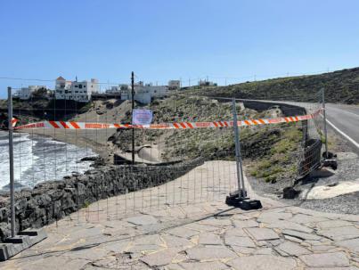 Arico limita el acceso a la zona de playa de La Punta de Abona afectada por los desprendimientos de este domingo