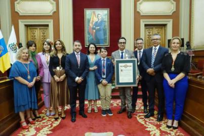 El alcalde entrega la Medalla de Oro de la ciudad al compositor y director Diego Navarro Reyes