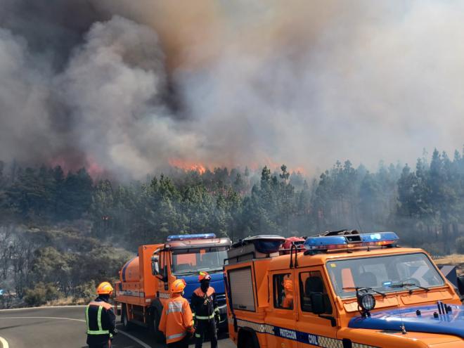Más de 100 efectivos luchan contra el incendio forestal en Gran Canaria