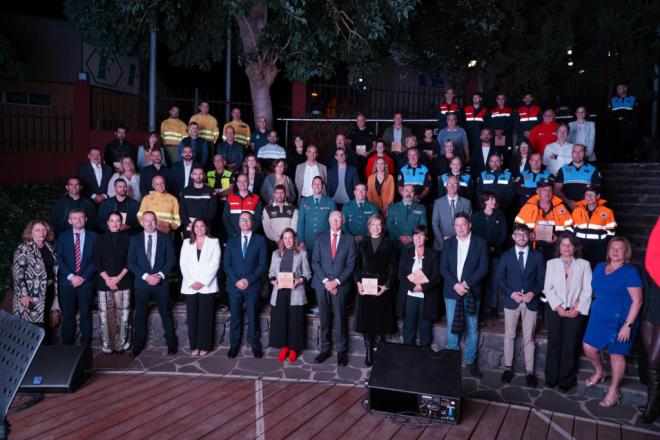 Santa Úrsula homenajea a los efectivos y entidades que participaron en el incendio forestal