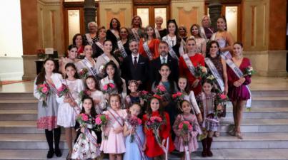El Ayuntamiento acoge la recepción de las candidatas a reinas del Carnaval 2024