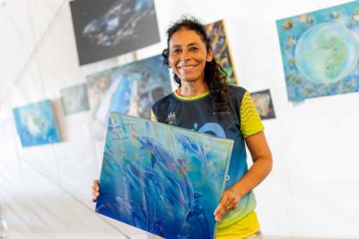 La artista Ely Phenix muestra su pintura submarina en el 26º Open Fotosub isla El Hierro