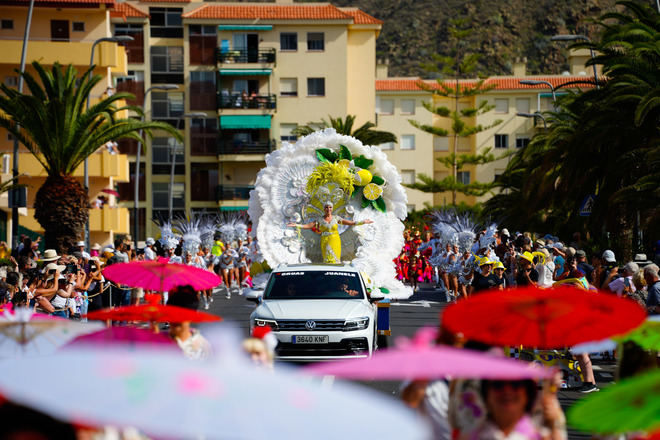 Los Cristianos rebosa ritmo y color con la celebración del Gran Coso Apoteosis del Carnaval, con más de 1.800 participantes