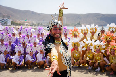 Miles de residentes y turistas llenan de color las calles de Los Cristianos para disfrutar la música del Carnaval de Día
