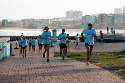 La gran marea roja de ‘Anda Corazón’ inunda Las Canteras