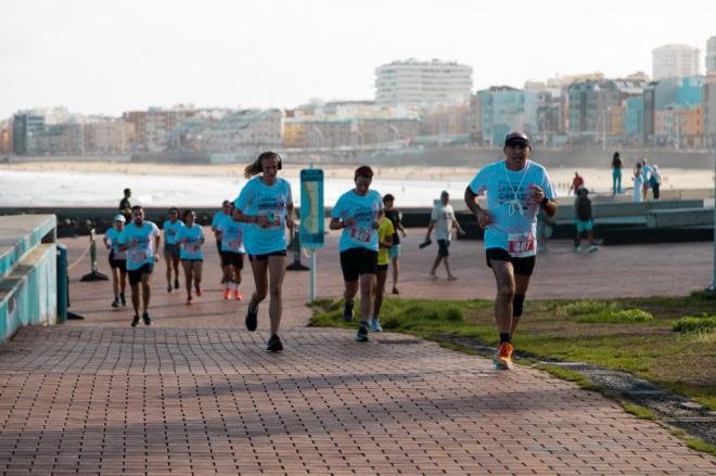 La gran marea roja de ‘Anda Corazón’ inunda Las Canteras