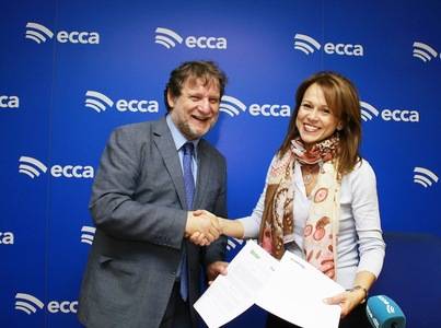 Binter colabora con Radio ECCA transportando su material educativo a África