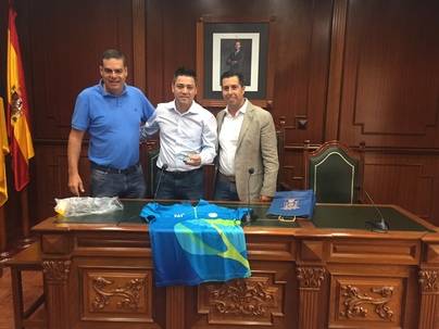 Telde agasaja al árbitro de balonmano Óscar Raluy