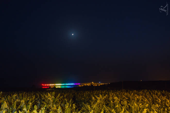 Arranca el Isla Bonita iluminando de tolerancia el dique del Puerto de Tazacorte