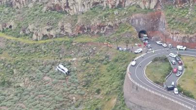 Trágico accidente en La Gomera deja un muerto y múltiples heridos tras caer un autobús por un barranco