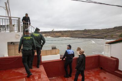 Adeje desaloja a varios vecinos de El Puertito a causa de la llegada del mar a sus viviendas