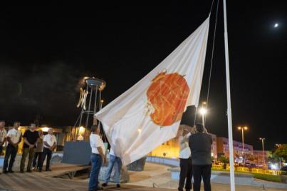 La llama y la bandera lustral ya lucen en Adeje