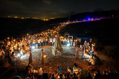 Cientos de antorchas y velas marcaron el camino de la Virgen de la Encarnación