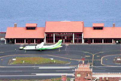 La situación del aeropuerto de El Hierro continúa sin resolverse