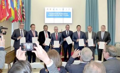 Ocho ayuntamientos firman la Alianza de Municipios Turísticos de Sol y Playa